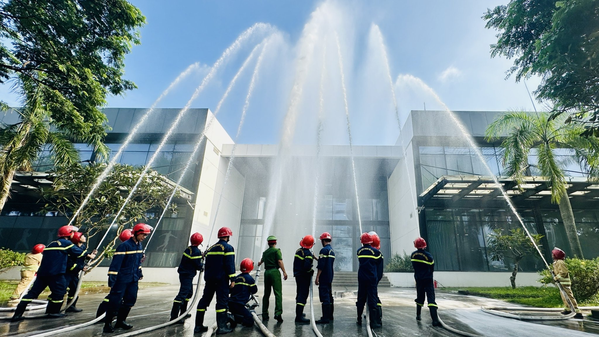 Lực lượng chuyên nghiệp triển khai phương án chữa cháy và CNCH tại Công ty