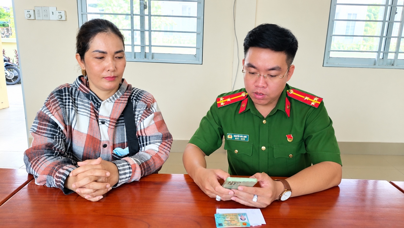 Lực lượng Công an hỗ trợ người dân (1)