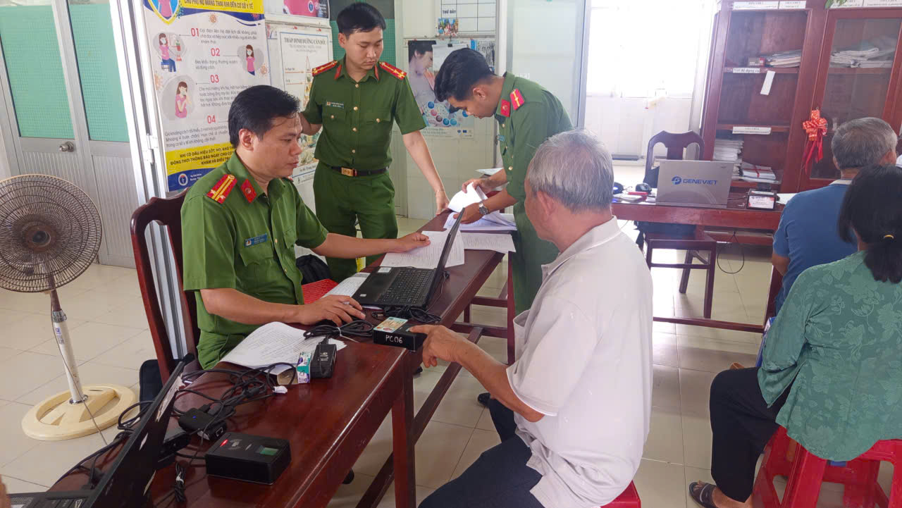 Lực lượng Công an, Hội phụ nữ, Đoàn viên thanh niên xã hỗ trợ các thân nhân trong quá trình thu mẫu (3)