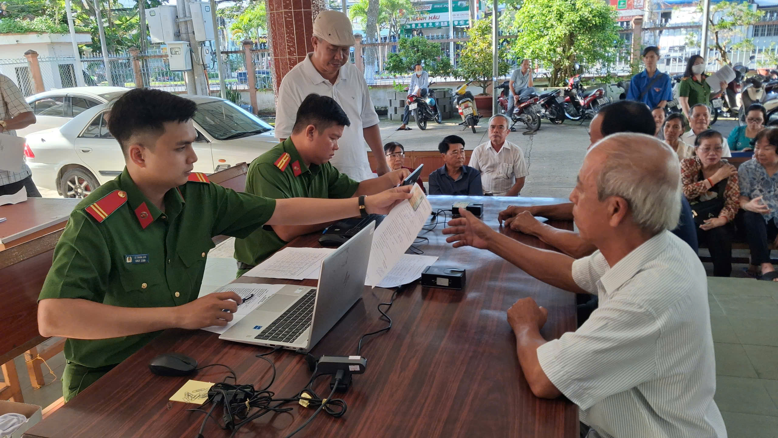 Lực lượng Công an quyết tâm đẩy nhanh các phần việc, bảo đảm chính xác và đúng tiến độ đề ra