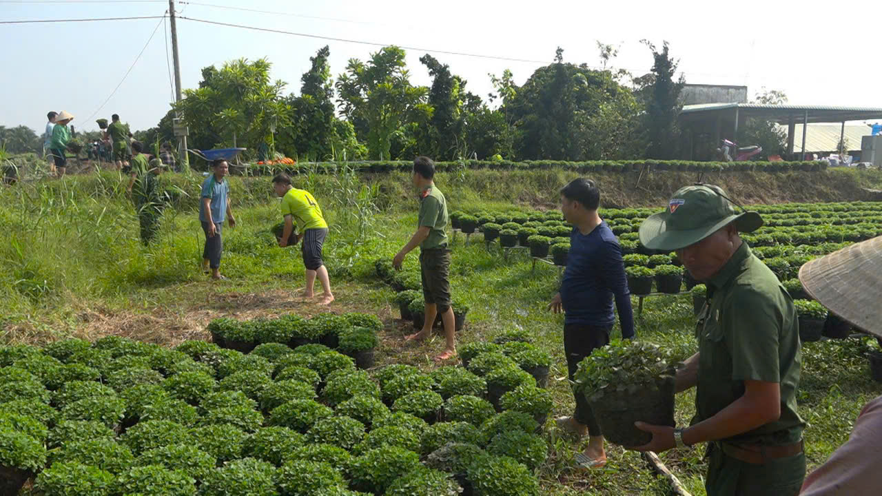 Lực lượng Công an xã hỗ trợ người dân di dời tài sản