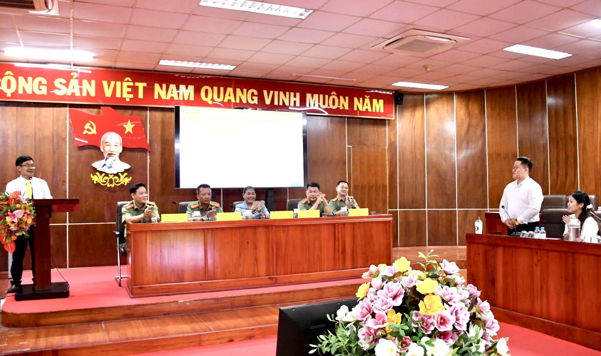 PA01 HS Hai hoa dang chu