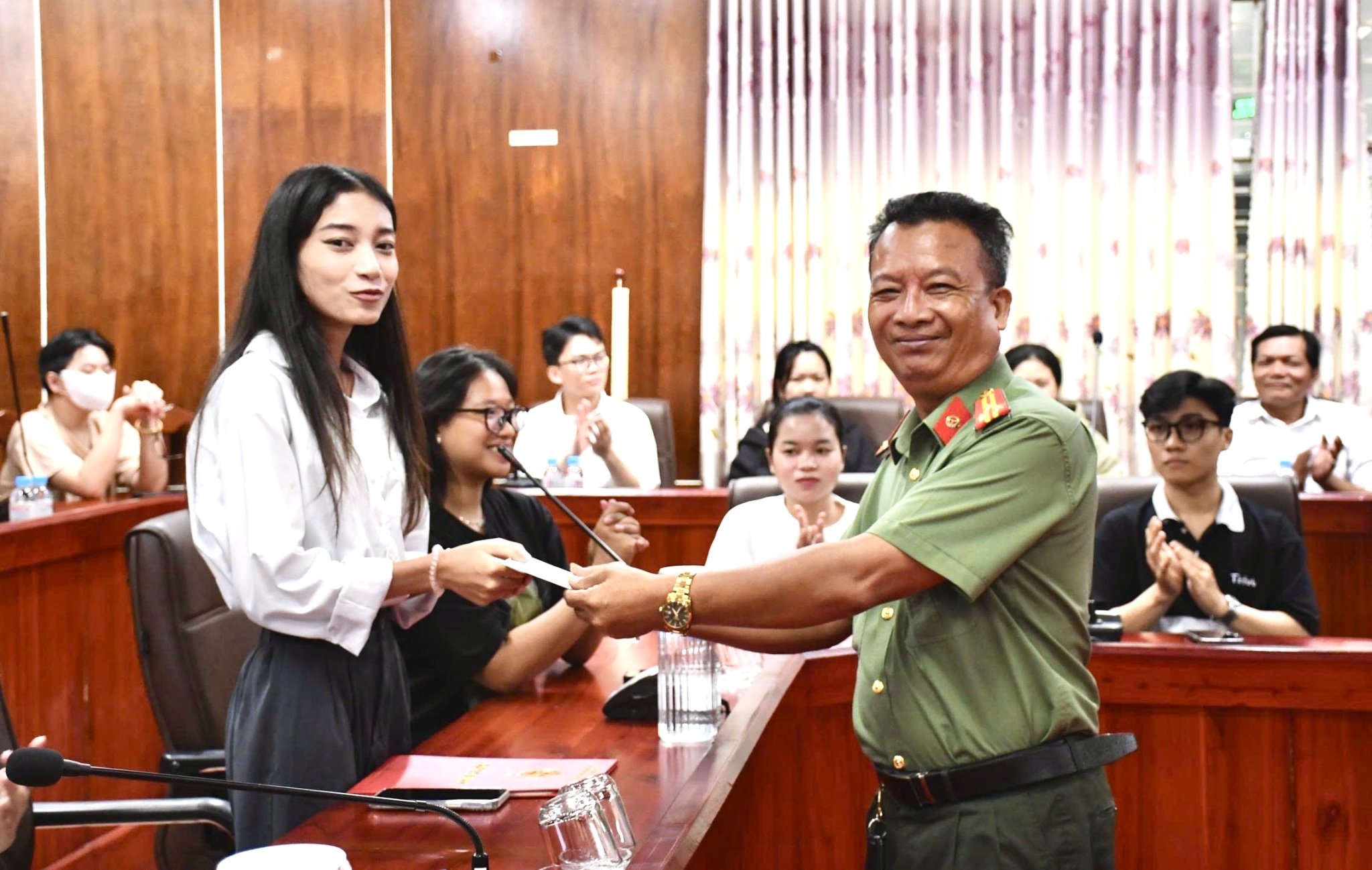PA01 TANG QUA HS tra loi dung