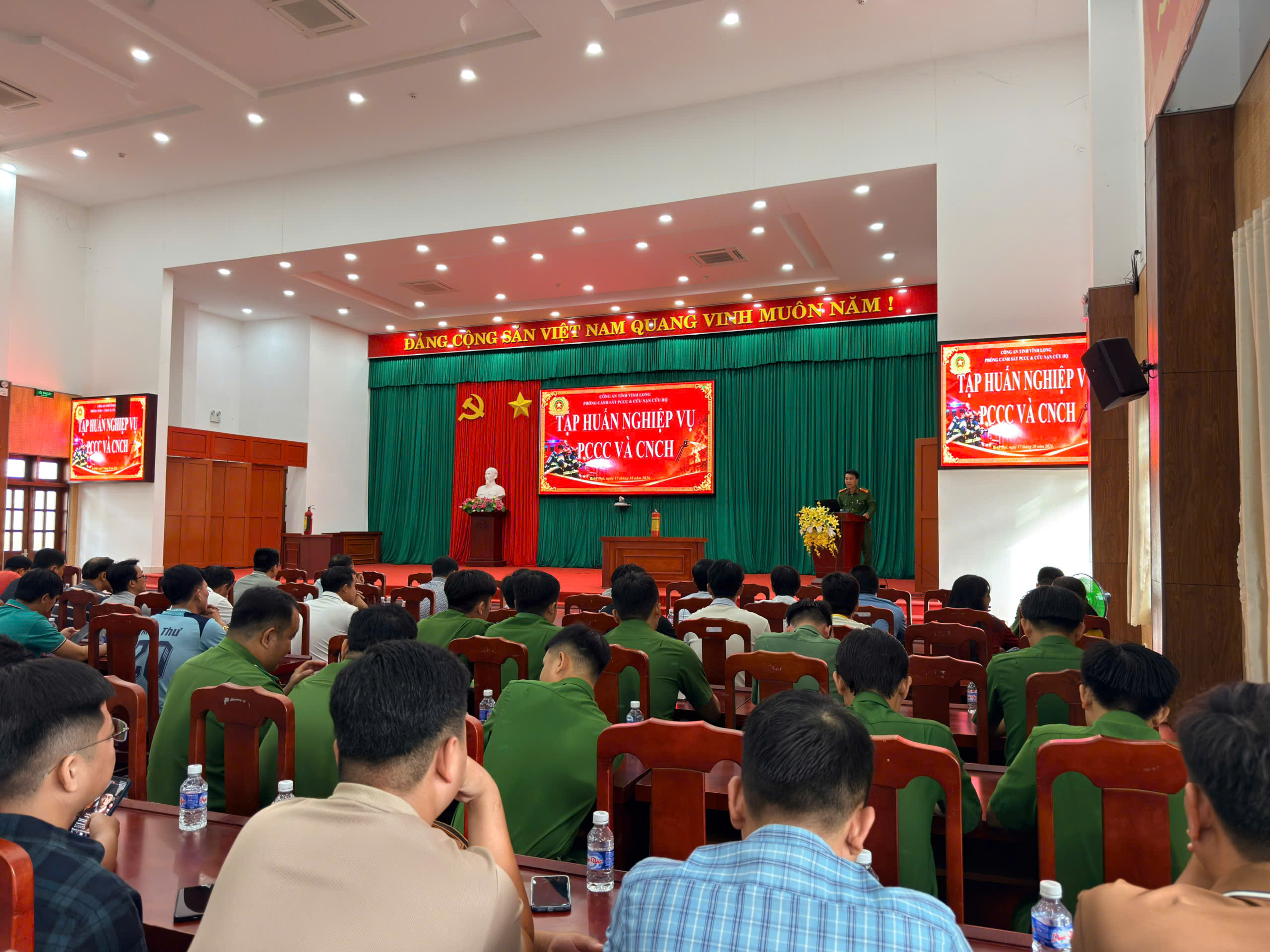 Quang cảnh buổi tập huấn