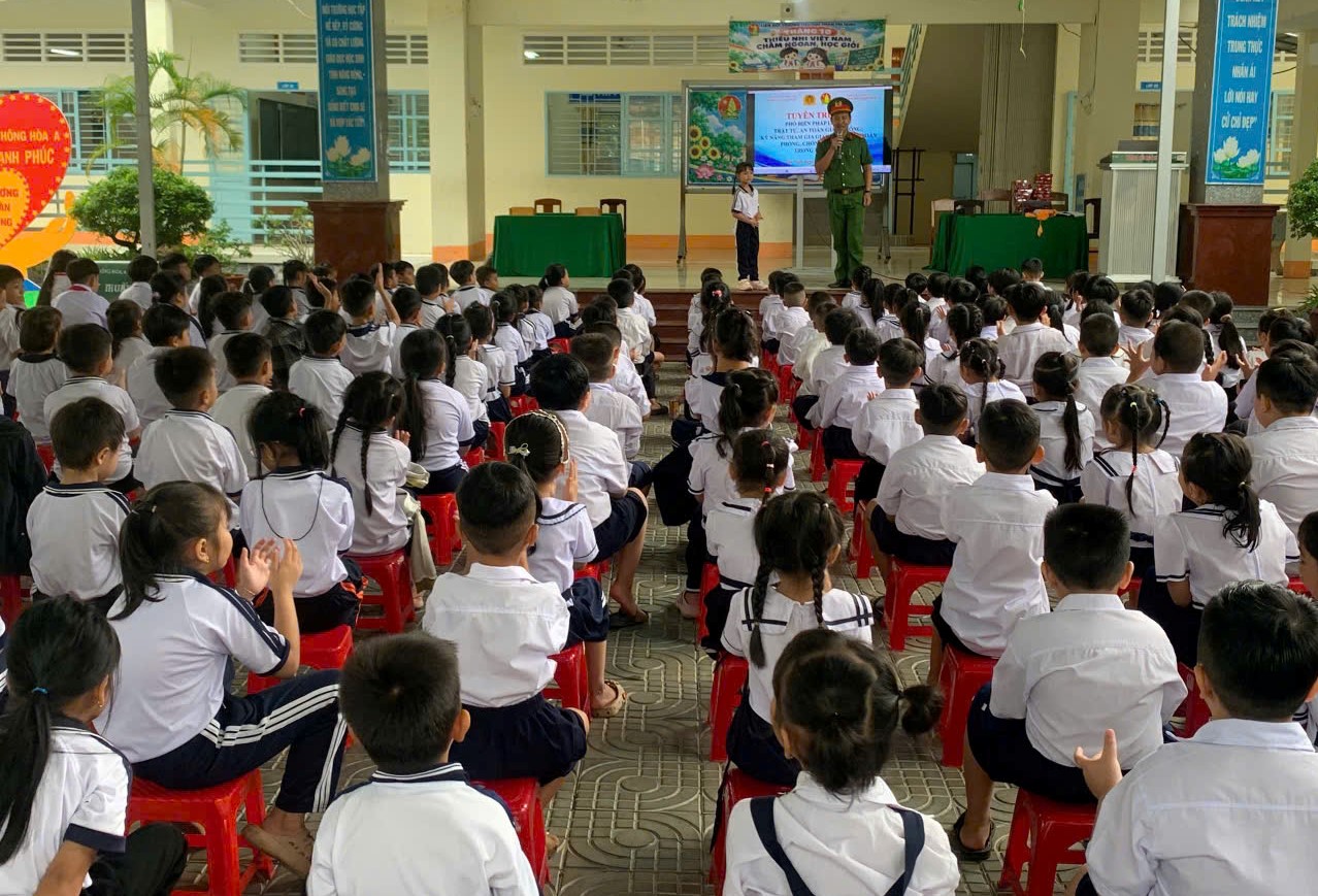 Quang cảnh buổi tuyên truyền 4