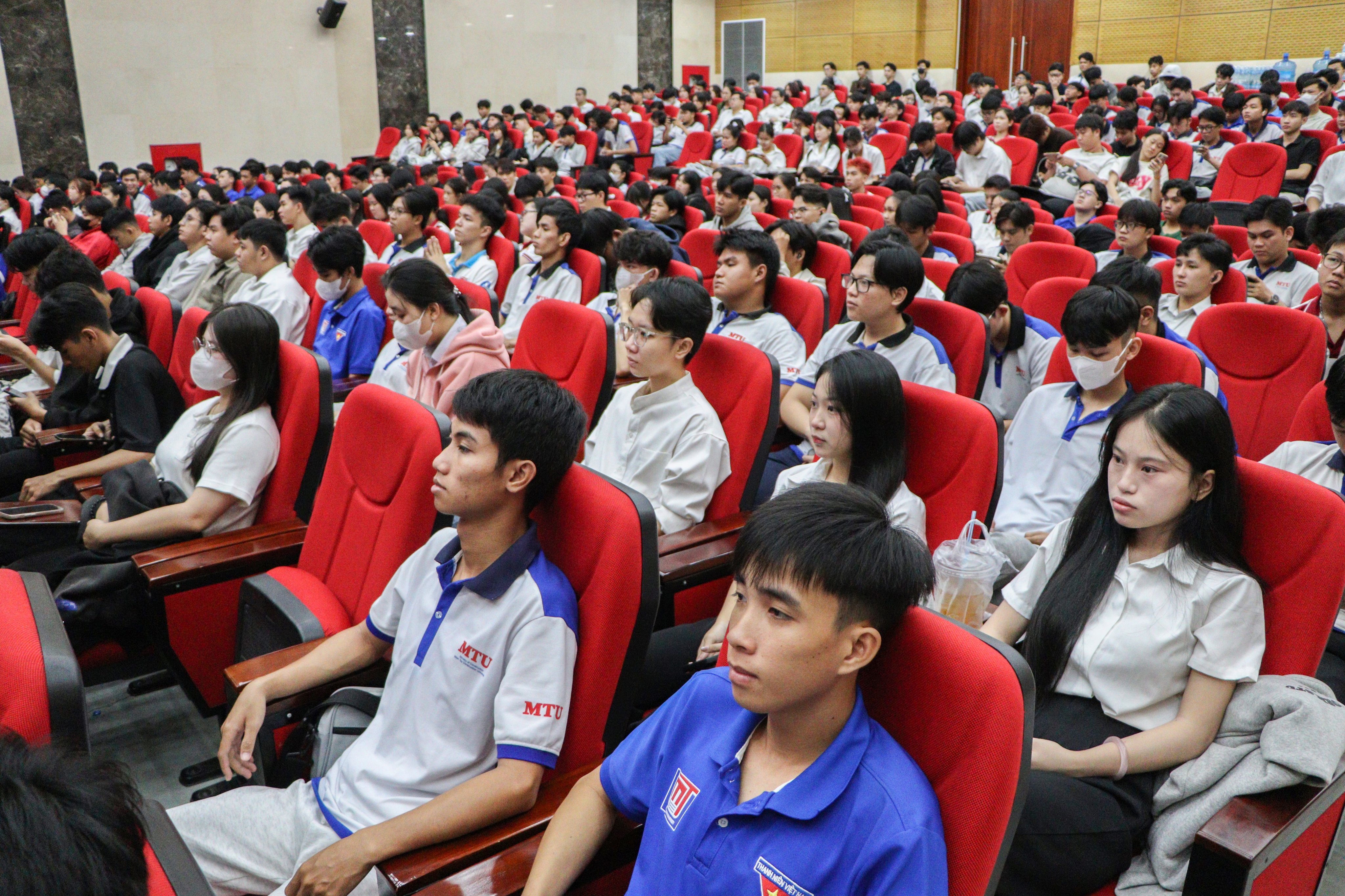 Sinh viên xem phóng sự phản ánh thực trạng về tội phạm mua b