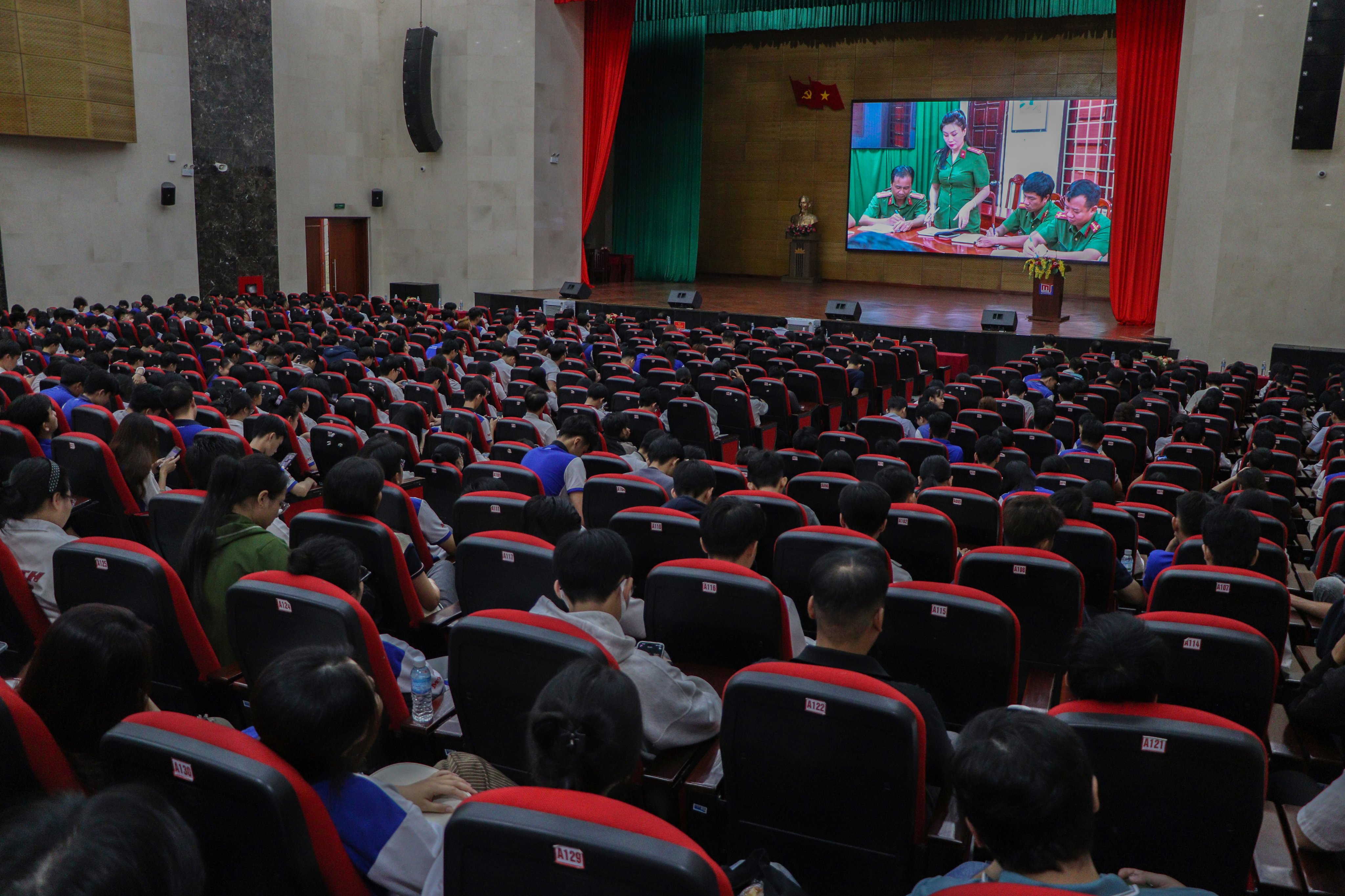 Sinh viên xem phóng sự phản ánh thực trạng về tội phạm mua bán người