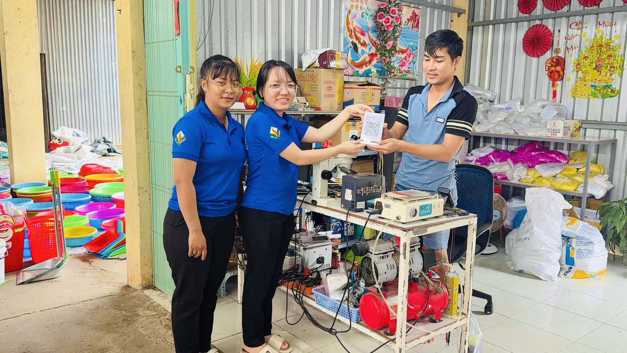 Tặng mã QR cho người dân phục vụ giao dịch trên môi trường trực tuyến