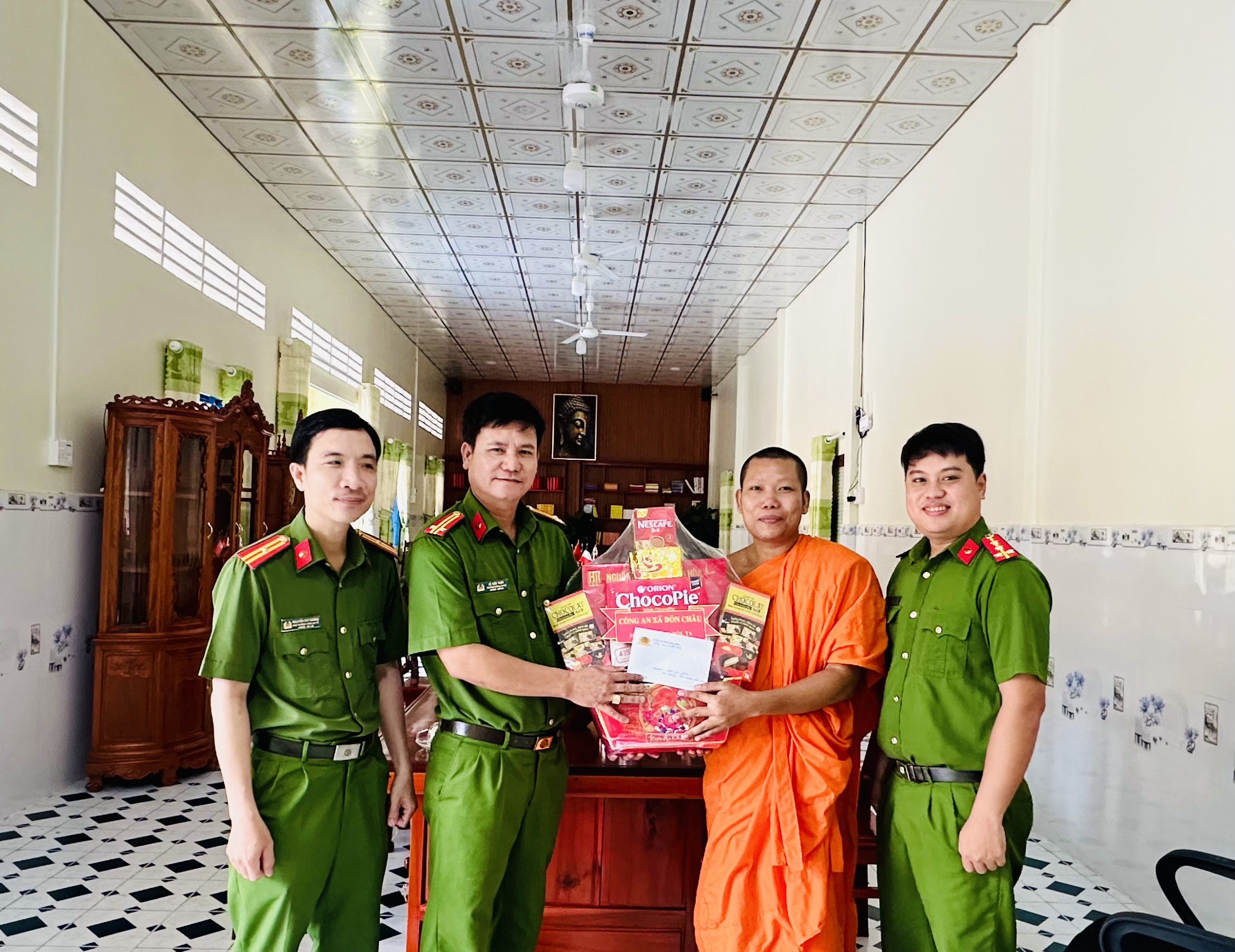 Tặng quà cho chùa Tà Rom
