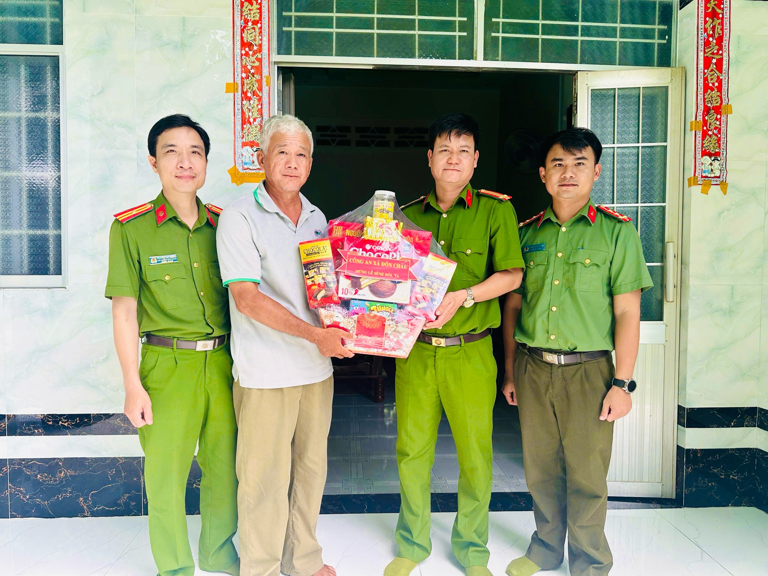 Thăm, tặng quà Tổ bảo vệ ANTT ở cơ sở 1