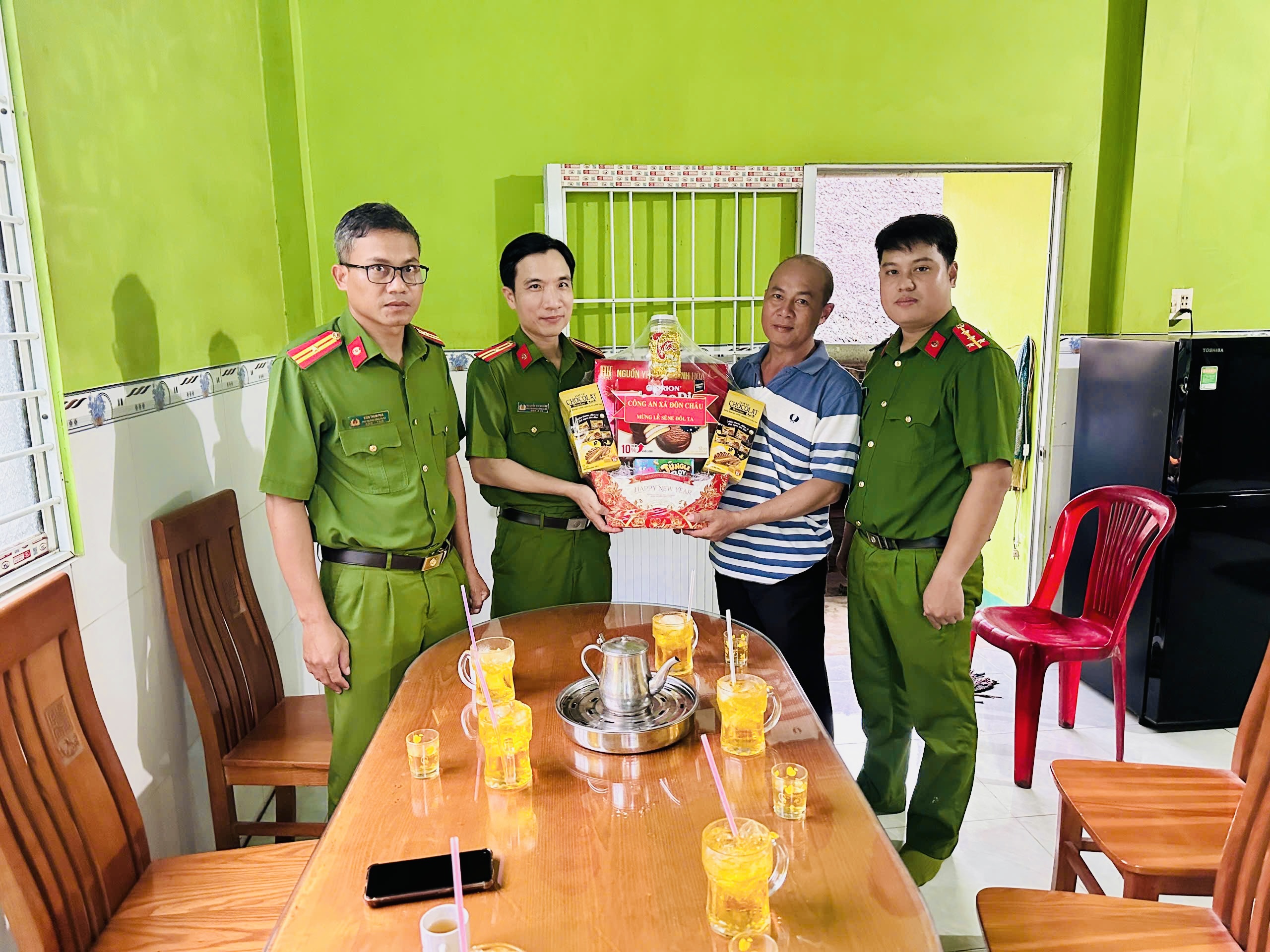 Thăm, tặng quà Tổ bảo vệ ANTT ở cơ sở 2