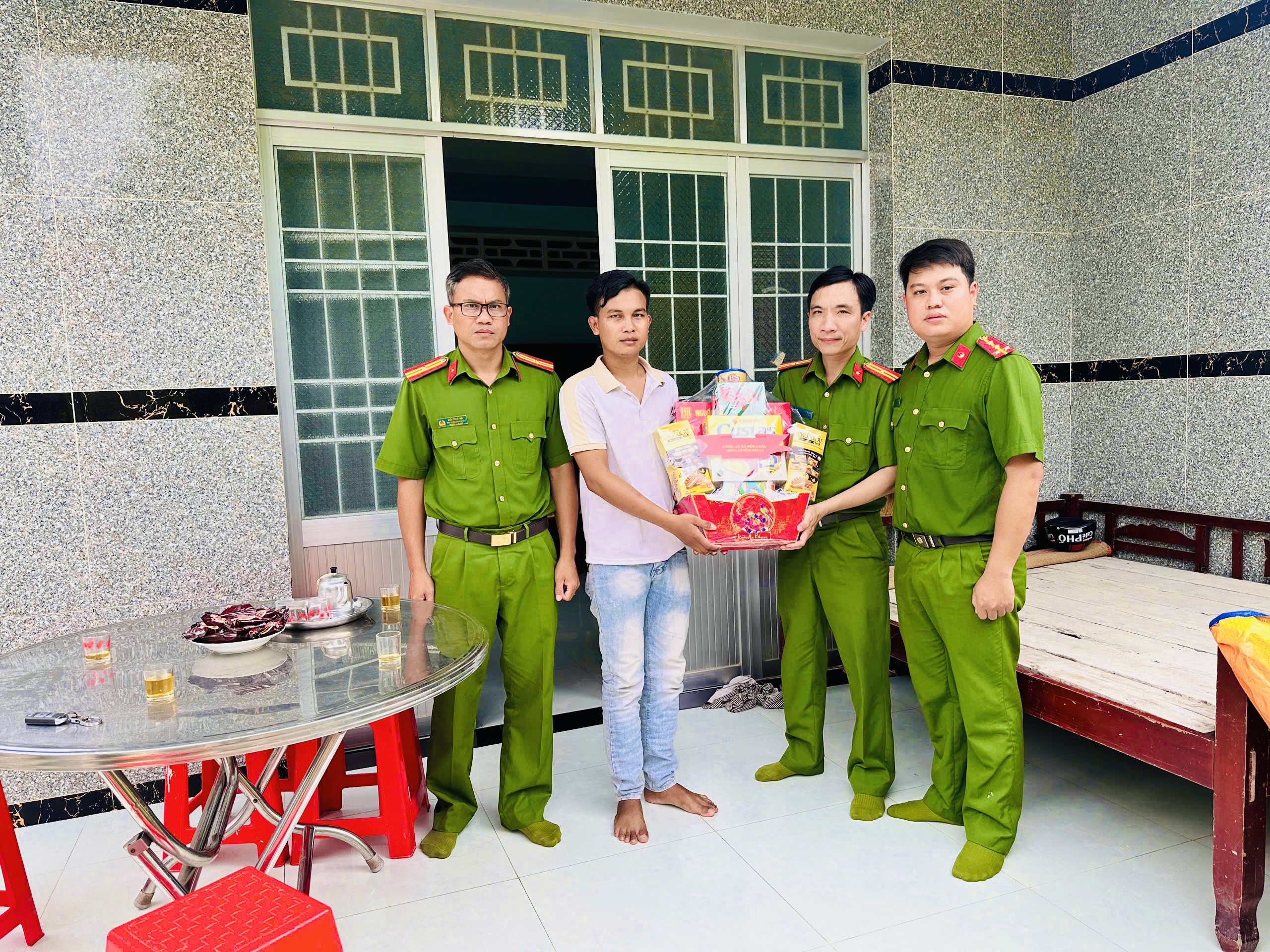 Thăm, tặng quà Tổ bảo vệ ANTT ở cơ sở 3
