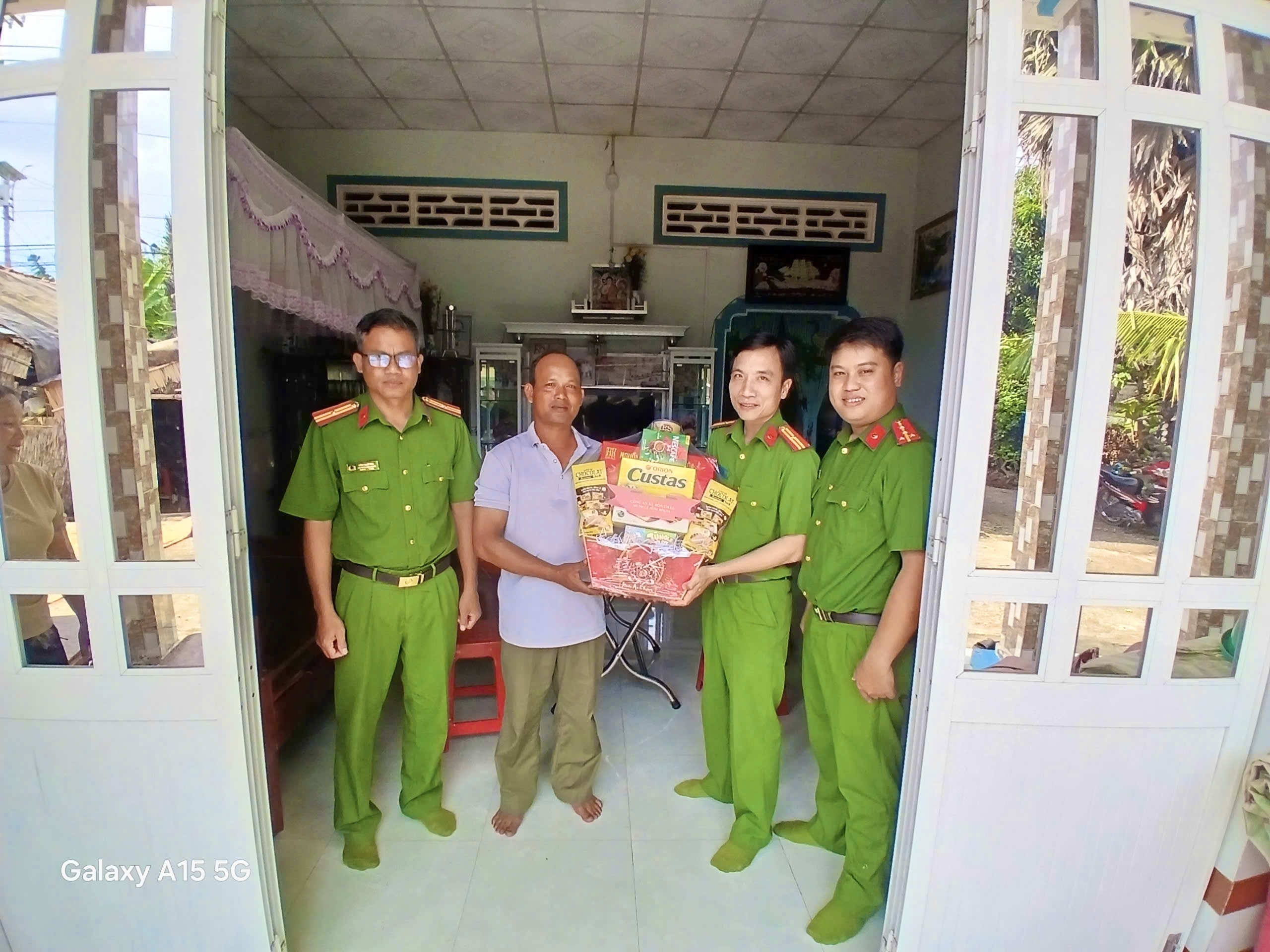 Thăm, tặng quà Tổ bảo vệ ANTT ở cơ sở 4
