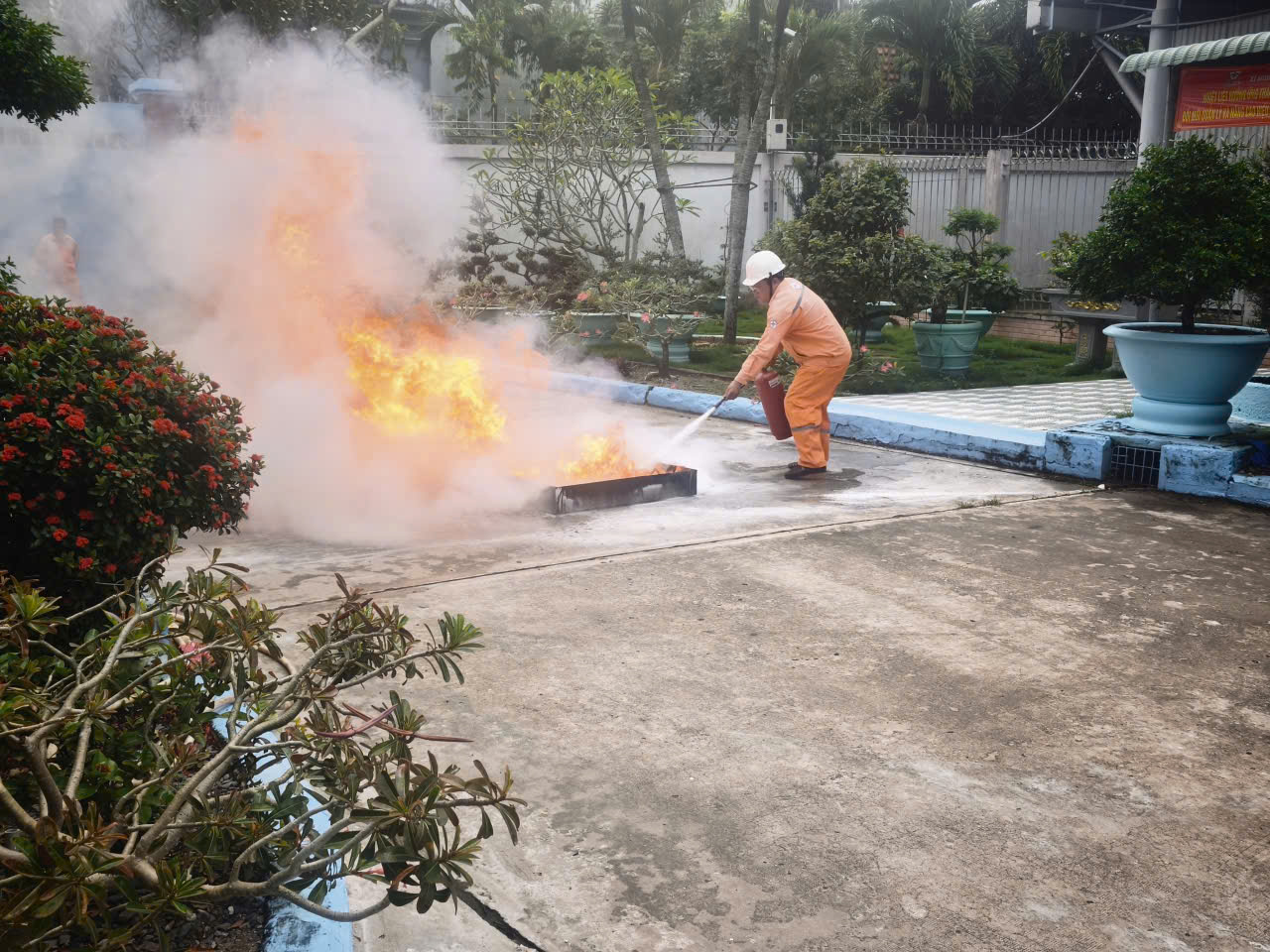 Thực tập với thiết bị chữa cháy tại chỗ bên trong Xí nghiệp Lưới điện cao thế Vĩnh Long