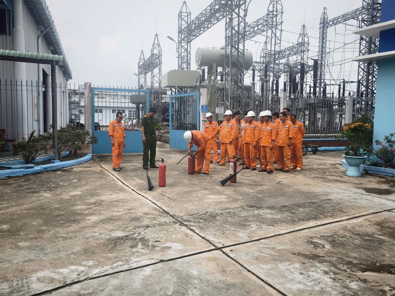 Thực tập với thiết bị chữa cháy tại chỗ bên trong Xí nghiệp Lưới điện cao thế Vĩnh