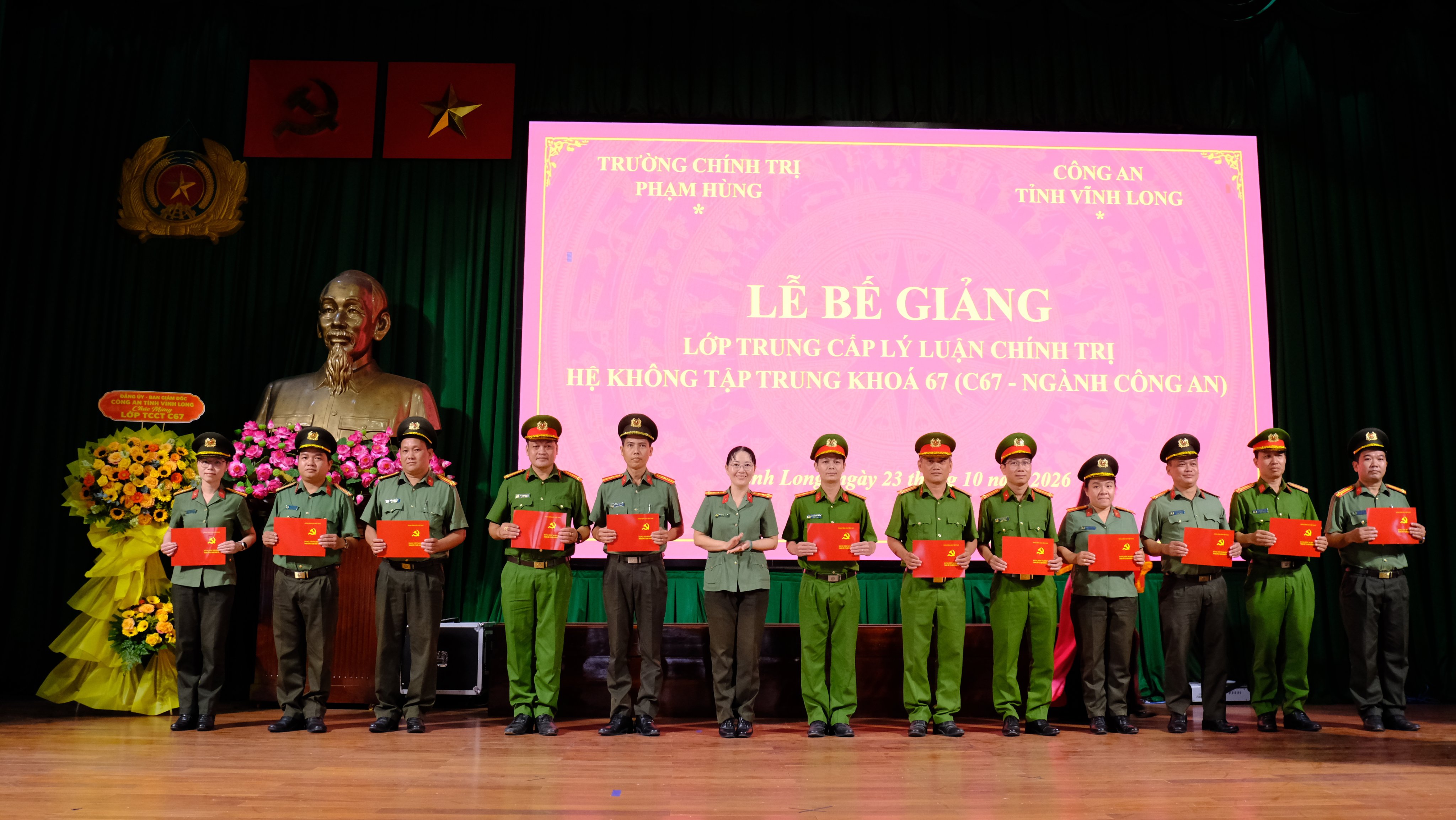 Trao bằng tốt nghiệp 1