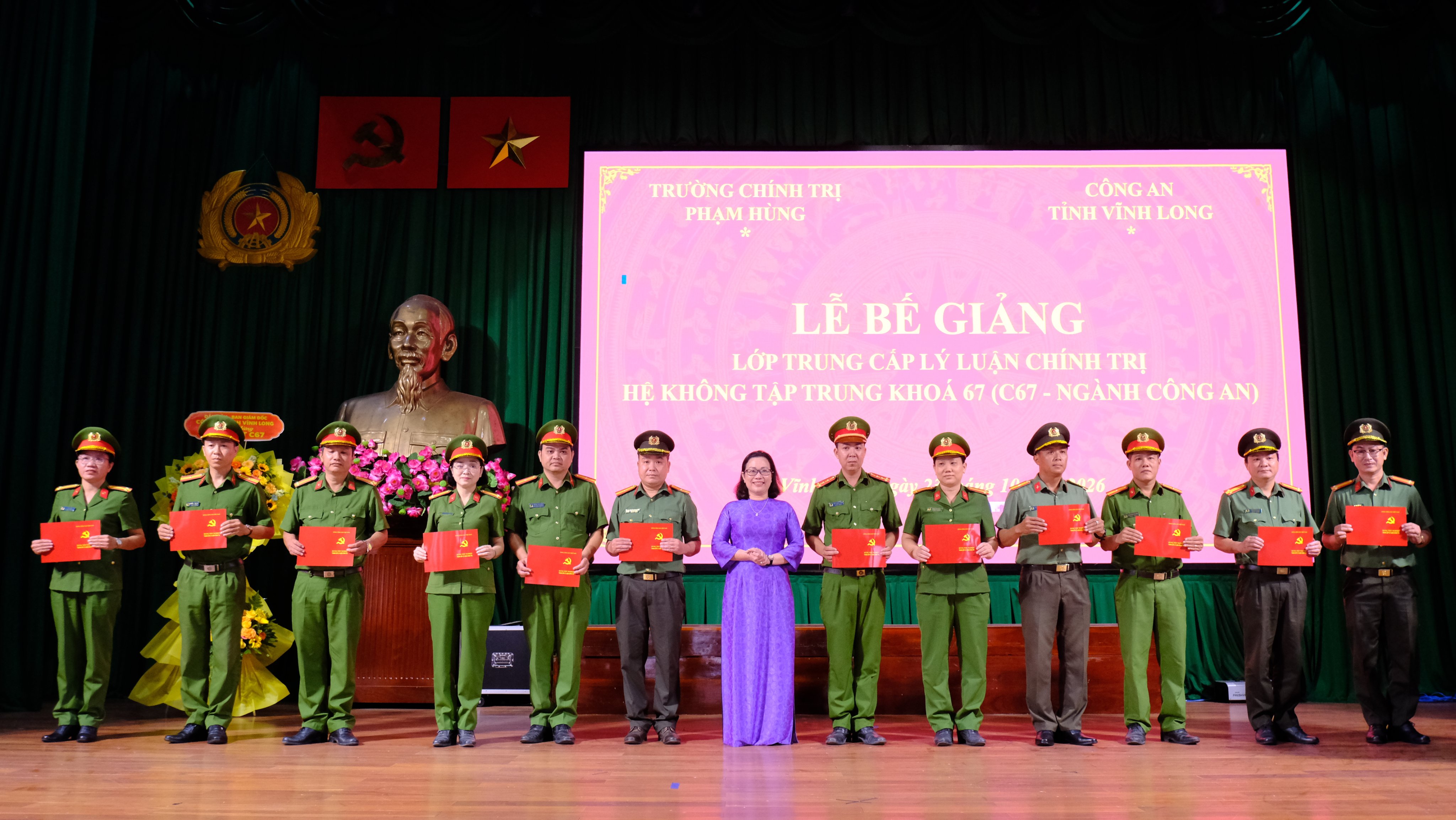Trao bằng tốt nghiệp 2