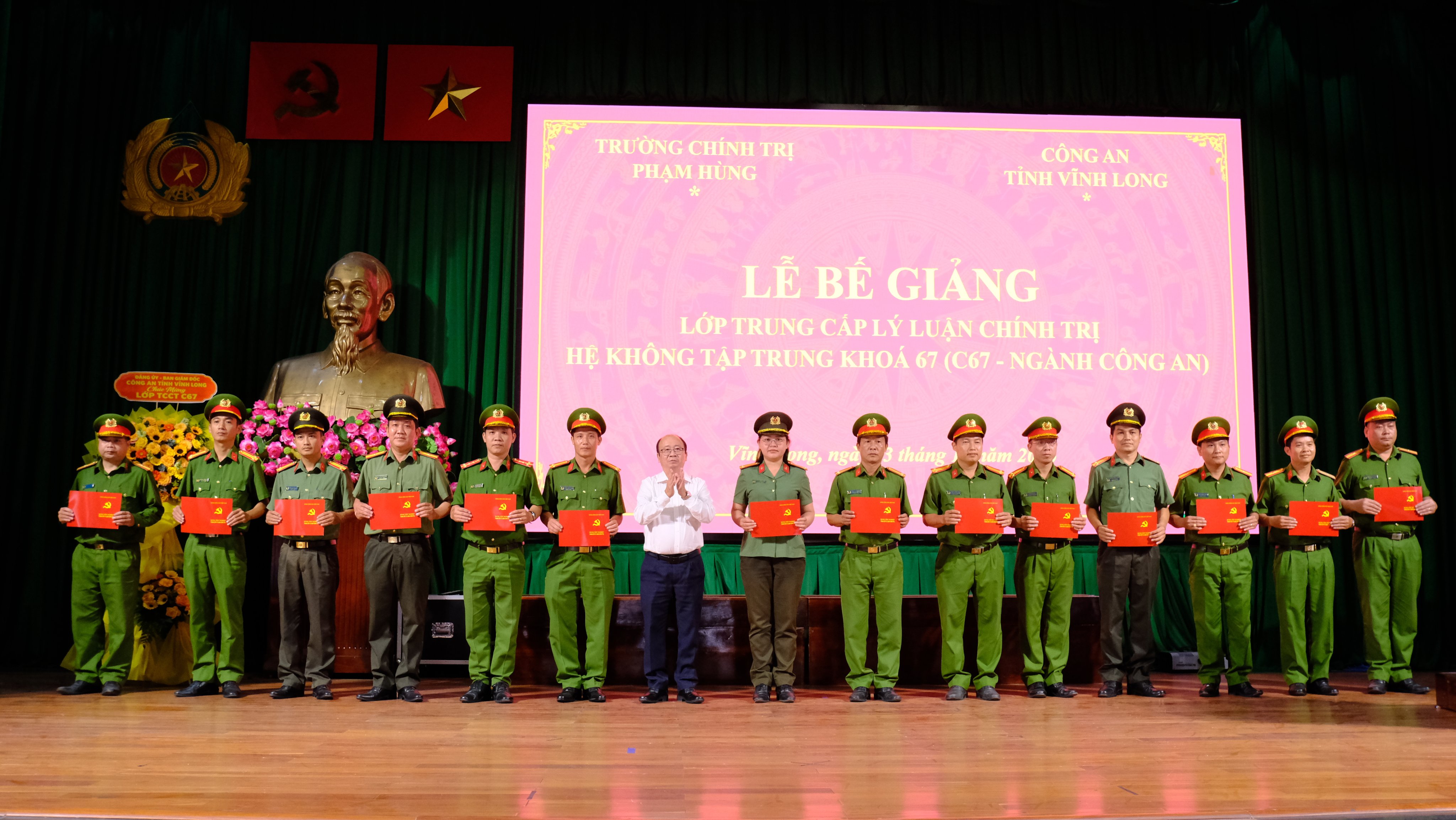 Trao bằng tốt nghiệp 3