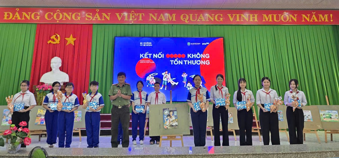 Trao Giải cho các em học sinh