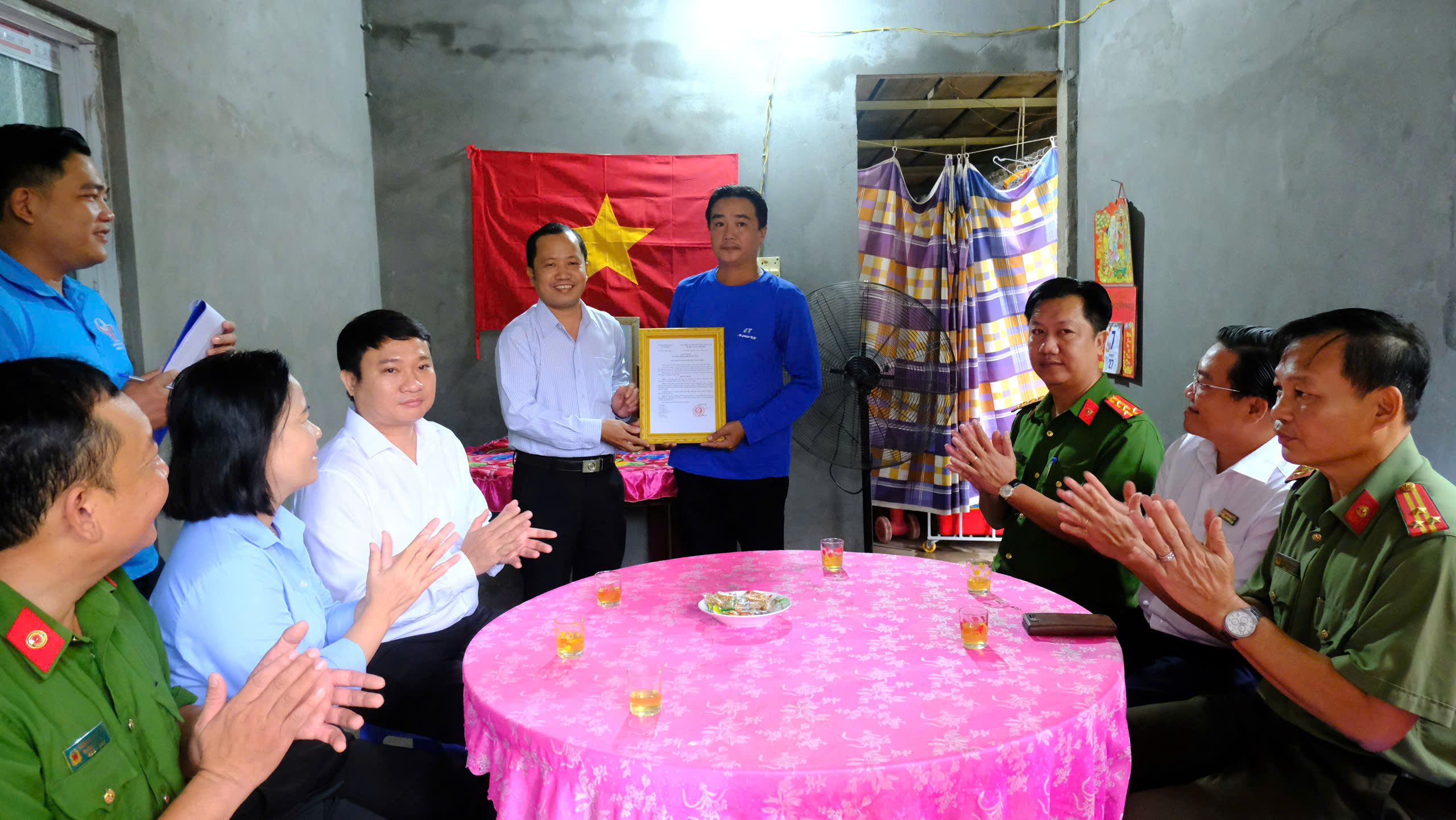 Trao quyết định
