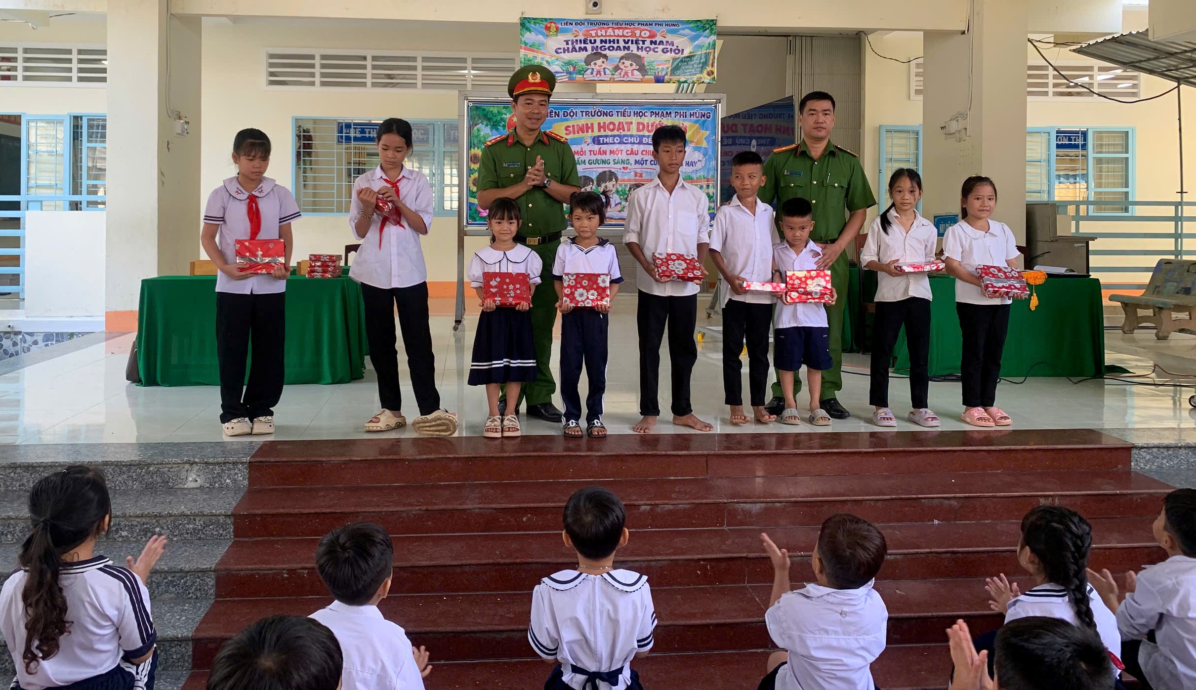 Trao tặng tập cho các em học sinh