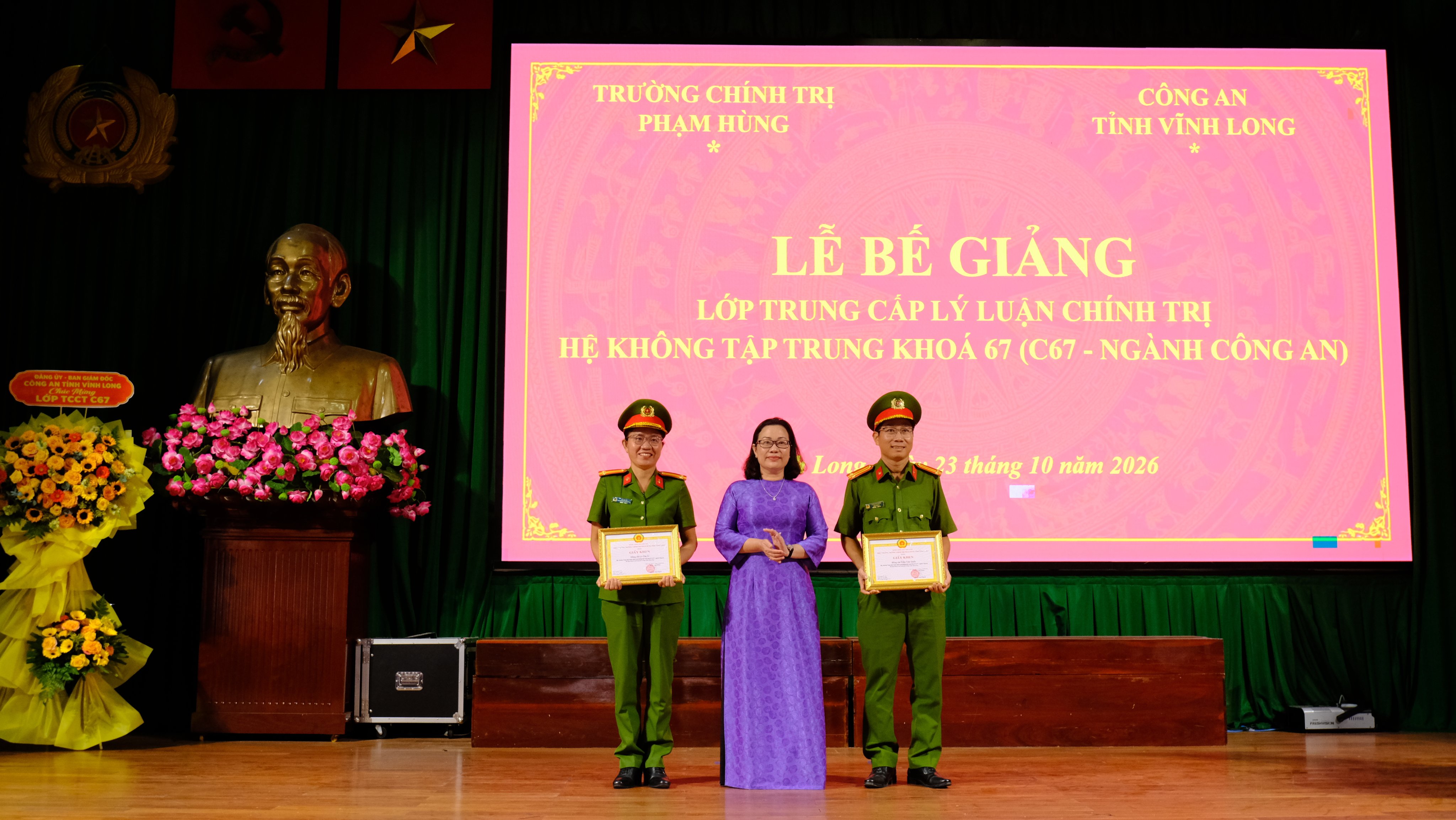 Trao thưởng xuất sắc