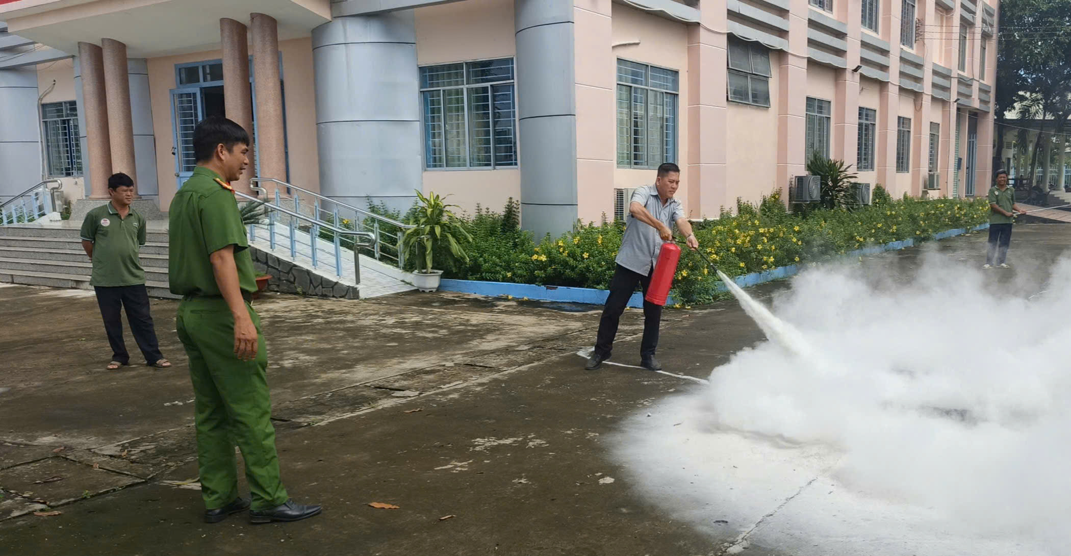 Từng cán bộ, công chức Phường thực hành với bình chữa cháy tại chỗ