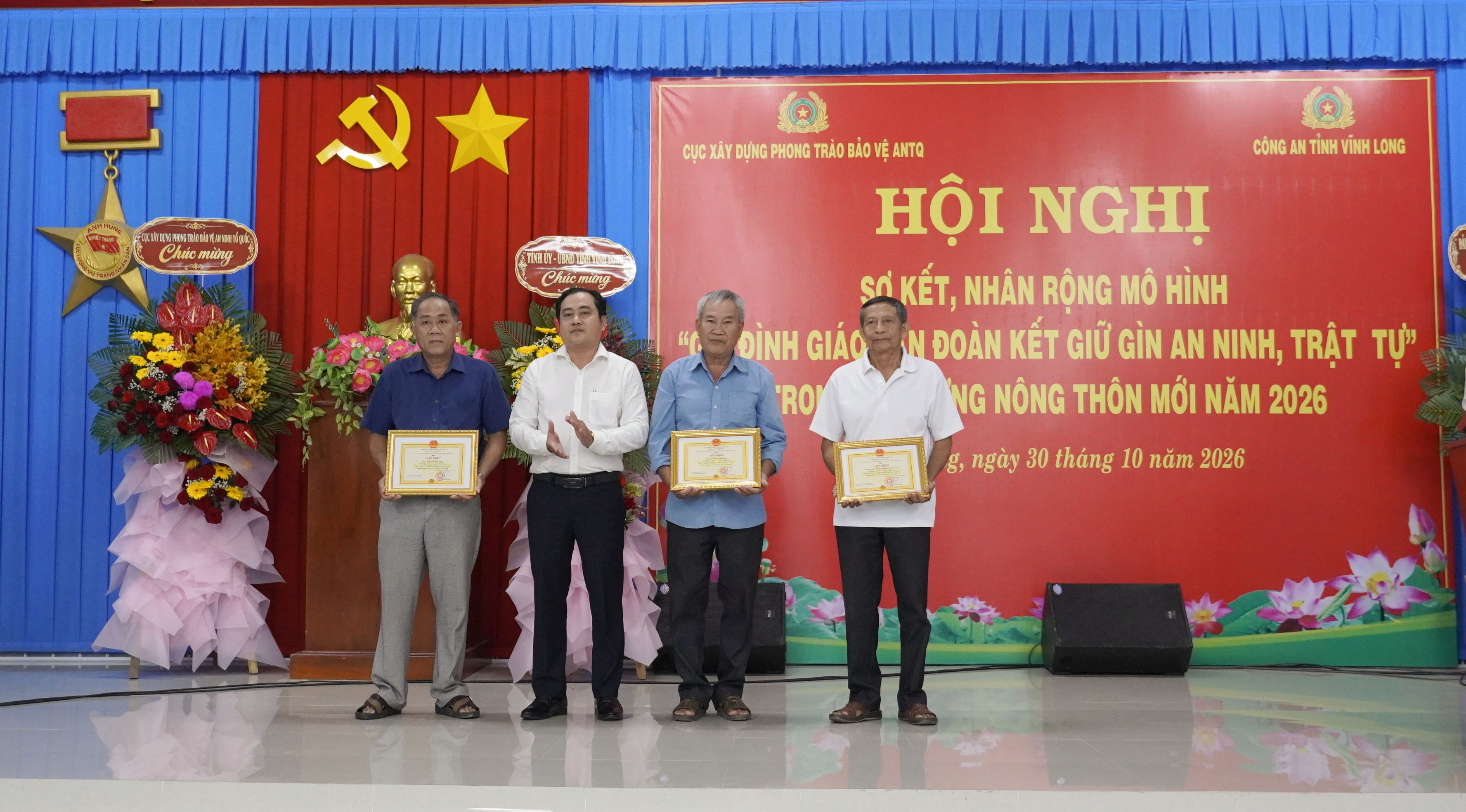 UBND xa trao khen
